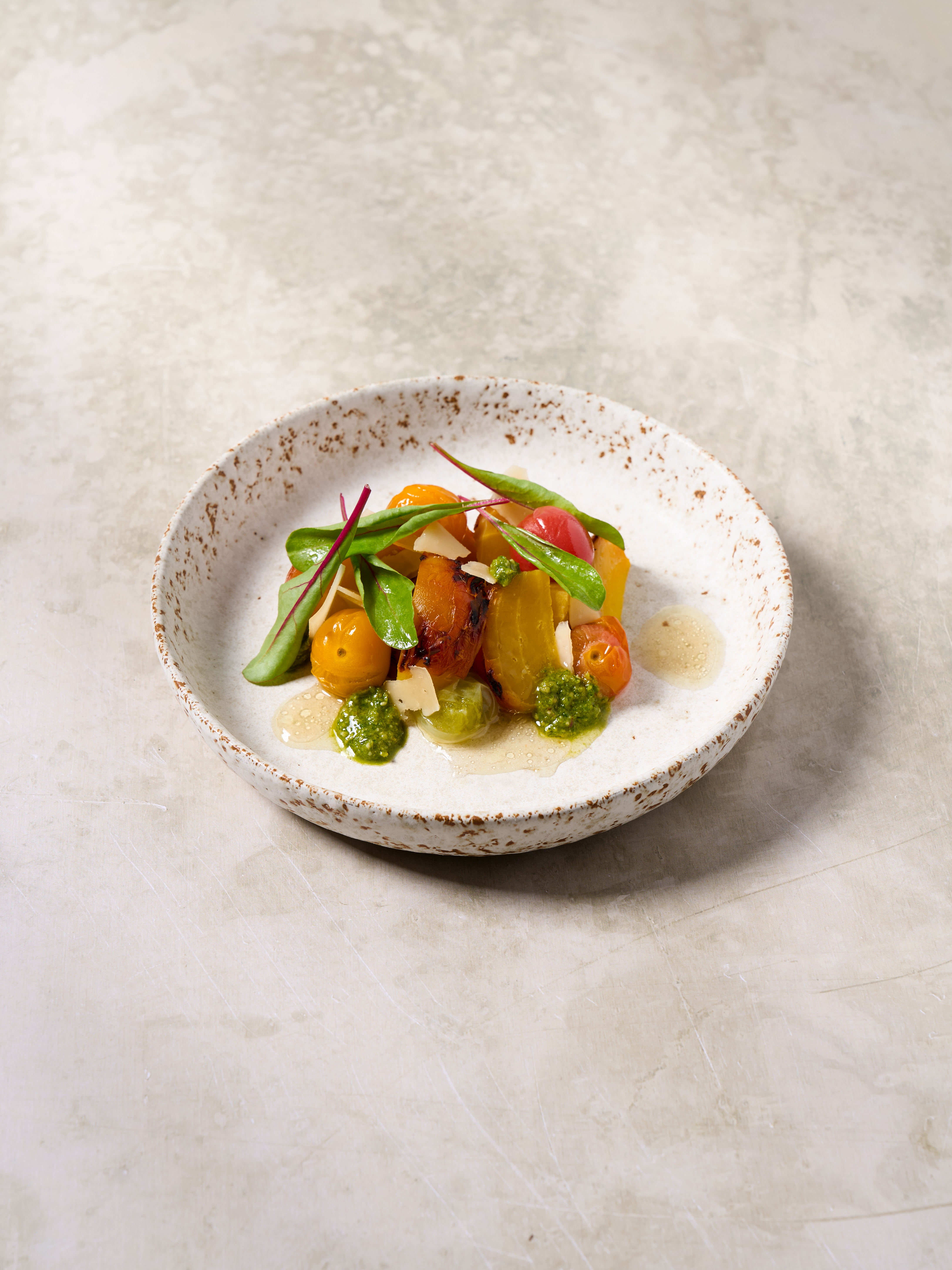 Seizoenssalade met basilicum vinaigrette